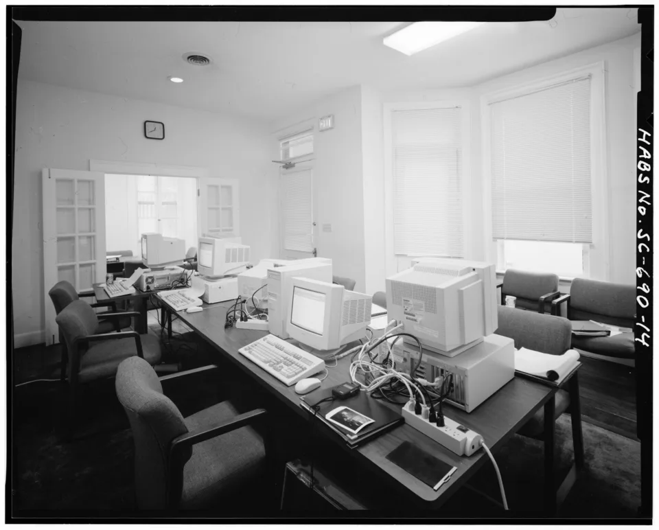 Uma sala de computadores dos anos 1990, época em que Portugal discutia a sociedade da informação.